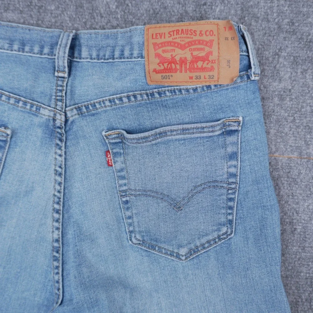 Levi's 501 Original Fit Jeans Mens 33x32 Light Wash Blue Button Fly Straight